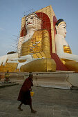 Buddha, Kyaik-pun Pagode, Bago, Buddha Statue and monk, Vier 30 Meter hohe sitzende Buddhafiguren, Kyaikpun Pagoda is formed by four sitting Buddhas 30 metres high, bamboo scaffolding for restoration, Bambusgerust für Restaurierung