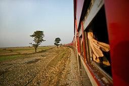 Night train on Yangon Mandalay route, Zugfahrt, Yangon, Mandalay Strecke, Bild aus dem Fenster in einer Kurve
