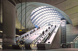 Menschen auf der Rolltreppe der U-Bahnstation, Canary Wharf, London, Großbritannien