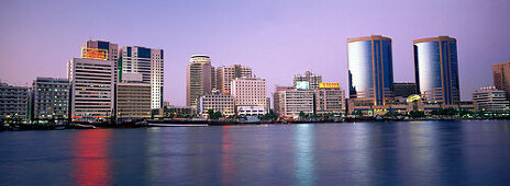 Skyline am Fluss im Abendlicht, Dubai, Vereinigte Arabische Emirate, Vorderasien, Asien