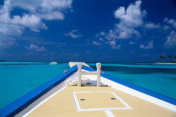 Bug eines Bootes im Sonnenlicht, Four Seasons Resort, Kuda Hurra, Malediven, Indischer Ozean