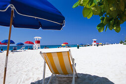 Liegestuhl steht am Strand in der Sonne, Doctors Cave, Montego Bay, Jamaika, Karibik