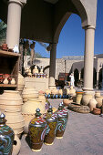 Souk, Keramikkrüge auf dem Markt im Sonnenlicht, Nizwa, Oman, Vorderasien, Asien