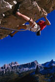 Freeclimber an einer Felswand, Cinque Torri, Dolomiten, Provinz Belluno, Venetien, Italien