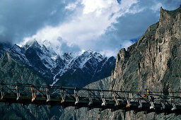 Mountainbiker auf Hängebrücke, b. Chalt, Karakorum Highway Hunza Valley, Pakistan