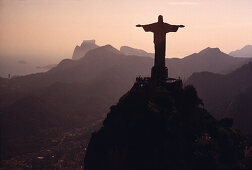 Luftaufnahme der Corcovado Statue bei Sonnenuntergang, Rio de Janeiro, Brasilien, Südamerika, Amerika