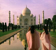 Indische Touristen fotografieren das Taj Mahal am Abend, Agra, Uttar Pradesh, Indien, Asien