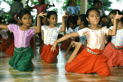 Mädchen lernen Tempeltanz in der Königlichen Akademie, Phnom Penh, Asia, Kambodscha, Asien