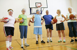 Ältere Menschen beim Basketball