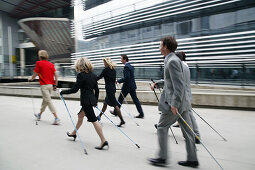 Businesspeople beim Nordic walking