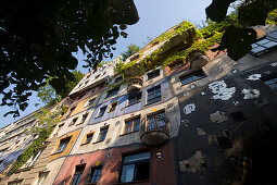 Blick auf die bunte Fassade des Hundertwasserhauses, Wien, Österreich