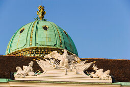 Die Kuppel des Michaelertrakts hinter einem Dach mit Skulptur, Alte Hofburg, Wien, Österreich