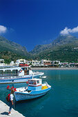 Fährschiff und Fischerboot, Hafen, Plakais, Kreta, Griechenland