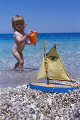 Kleines Mädchen am Strand, Karpathos, Dodekanes, Griechenland