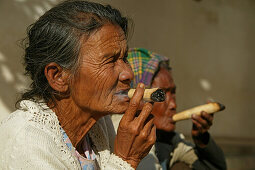 Portrait old ladies smoking cheroots, Portrait, rauchende alte Frauen, cheroot