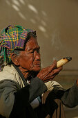 Portrait old ladies smoking cheroots, Portrait, rauchende alte Frauen, cheroot