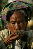 Portrait old ladies smoking cheroots, Portrait, rauchende alte Frauen, cheroot