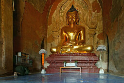 Buddha statue in Htilo Minlo Pahto, Buddhafigur in Htilominlo Temple in Pagan, gebaut 1218 Buddha statue in Hti Lo Min Lo Temple, built in 1218