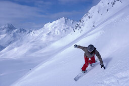 Eine Person beim Snowboarding, Kühtai, Tirol, Österreich