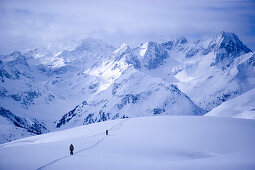 Skifahrer im Hintergrund, Kühtai, Tirol, Österreich