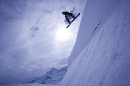 Eine Person beim Snowboarding, Kühtai, Tirol, Österreich