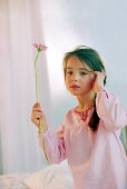 Girl hält Gerbera in der Hand