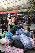 Shanghai Railway Station,Passagiere warten, Kartenspielen, zwischen Koffer und Gepaeck, Passengers waiting, play cards, Gepäck, Bahnhofsvorplatz