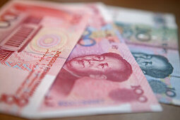 Yuan Geldschein,Yuan, Renminbi (RMB) means "The People's Currency", bank note, portrait of Mao Tse Tung, Massenmörder Mao ist noch auf jedem Geldschein der Volksrepublik, Konterfei des Diktators, Kommunismus, Wasserzeichen, aus: "Mythos Shanghai", Shangha