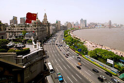 Bund, Huangpu River and flag,Uferpromenade, der Bund, Shanghai's Prachtbauten, VRC-Flagge, landmark