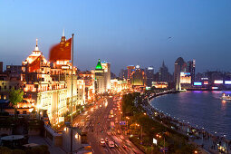 Bund, Huangpu River at night,View from roof terrace, Three on the Bund, national flag, landmark, aus: "Mythos Shanghai", Shanghai, Sachbildband, Fotos Karl Johaentges, Text Erich Follath, Verlag, Collection Rolf Heyne, 2005