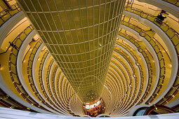 Jinmao Tower, Pudong,Center of Pudong, Lujiazui, Jin Mao Tower, 421 meter high, 1998 fertig gestellt, 600 Mio. Euro Baukosten, Stahl und Aluminium Fassade, steel and aluminium fassade,  53rd to 87th floor, 53.-87. Stock, Grand Hyatt Hotel, Jin Mao, Halle,