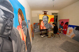 Maler Lao Fan,Painter Lao Fan in his Shanghai studio, paints chairman Mao in combination with, attractive and sexy girls, power, Vorsitzender Mao als Playboy, womanizer, red guards, Mao bible