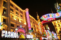 Shopping, Nanjing Road,Evening, Nanjing Road shopping, people, pedestrians, consumer, consume, rain
