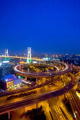 Nanpu Bridge,Autobahnschleife vor dem Überqueren des Huangpu River, Kreisel,  Auto, Verkehr, Stadtautobahn, motorway, circle, spirale, Betonspirale, Gaojia expressway to Pudong