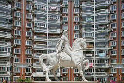 apartment towers, living in Shanghai,highrise apartments, Yangpu district, Hochhaussiedlung, Satellitenstadt, Fenster, windows, facade, Fassade, Reiterstatue, horse statue, knight, Ritter, aus: "Mythos Shanghai", Shanghai, Sachbuch, Bildband, Fotos Karl J