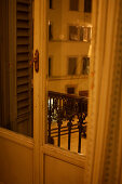 Blick aus dem Fenster eines Hotelzimmers bei Nacht, Florenz, Italien