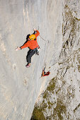 Mann klettert Silbergeier 8b+, Rätikon, Österreich