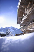 Typisches Tiroler Gasthof im Schnee, Nieding, Brixen im Thale, Tirol, Österreich