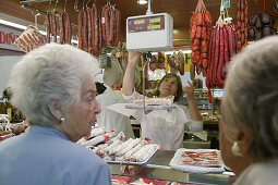 Costa Brava,Verkäuferin Dolores,Wurst und Käsehandlung Dolores, Markthalle in Palafrugell, Costa Brava, Katalonien Spanien