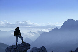 Wanderer geniesst Aussicht, Cristallo Gruppe, Dolomiten, Italien