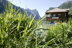 Bootshaus am Toblachsee, Dolomiten, Südtirol, Italien