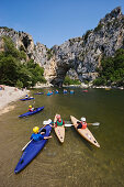 Paddler auf der Ardeche, Kajakfahrer, Pont d'Arc