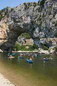 Paddler auf der Ardeche, Kajakfahrer, Pont d'Arc