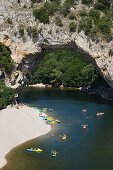 Paddler auf der Ardeche, Kajakfahrer, Pont d'Arc