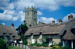 Kirche und Häuser, Cottages, in Godshill, ein geschütztes Dorf, Isle of Wight, England