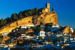 Häuser und Kirche des Dorfes Montefrio im Sonnenlicht, Provinz Granada, Andalusien, Spanien, Europa