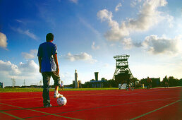 Fußballspieler vor Zeche, Gelsenkirchen, Ruhrgebiet, Nordrhein-Westfalen, Deutschland