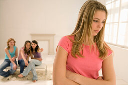 Weiblicher Teenager (14-16) steht Abseits von anderen Mädchen