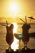 Tropische Cocktails bei Sonnenuntergang,The Rarotongan Beach Resort, Rarotonga, Cook Inseln
