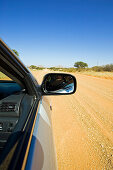 Aussicht aus Autofenster auf eine Piste, hier auch Pad genannt. Namibia, Afrika.